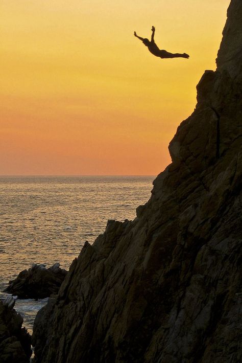 Cliff Diver (clavadista) at sunset, Acapulco, Mexico Diving Springboard, Explore Mexico, Cliff Diving, México City, Scenic Routes, Cheap Travel, Extreme Sports, Mexico Travel, Beautiful Places To Visit