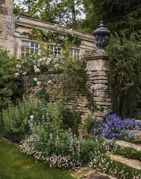 Manor Garden, Estate Garden, Garden Park, European Antiques, English Countryside, The Ranch, Pretty Places, Dream Garden, Wisteria