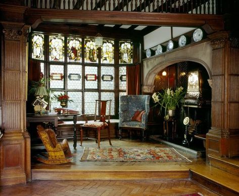 Style at a Glance: Arts and Crafts Movement - L' Essenziale Unusual Fireplaces, Wightwick Manor, American Bungalow, Arts And Crafts Interiors, English Manor Houses, Inglenook Fireplace, Arts And Crafts House, English Manor, Arts And Crafts Style