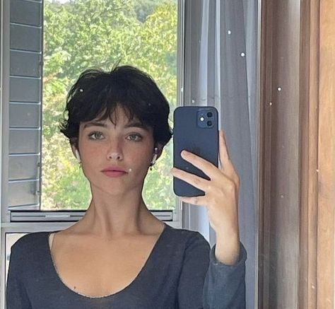 Italian Short Hair, Medium Pixie Haircut, Grunge Pixie Haircut, Marley Hair, Really Short Hair, Hair Inspiration Short, Female Face, Shot Hair Styles, Hair Stylies