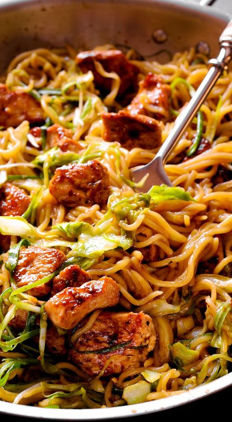 Chicken Chow Mein in a stainless steel pan Chowmein Noodles, Chicken Cabbage, Fry Noodles, Cabbage And Noodles, Hunger Pangs, Asian Meals, Chow Mein Recipe, Food Chinese, Main Entrees