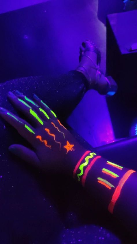 Glow In The Dark Face Paint Ideas Easy, Glow In The Dark Face Paint Ideas, Glow Party Makeup, Black Light Party Outfit, Pintura Facial Neon, Rave Party Theme, Neon Face Paint Ideas, Rave Party Decorations, School Spirit Face Paint