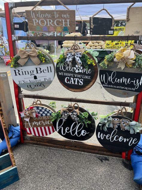 Wreath Booth Display Ideas, Craft Show Door Hanger Display Diy, Door Sign Display Craft Show, Door Hangers In Booth, Wooden Sign Display Craft Fairs, How To Display Wreaths At A Craft Fair, Door Hanger Display Craft Show, Booth Display Ideas, Booth Setup