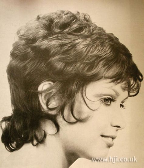 1969 short tendrils hairstyle Short 60s Hairstyles, 70s Short Hair Women, Short Hair 60s, Short 70s Hairstyles, Short 60s Hair, Vintage Short Haircuts, 70s Short Hair, 60s Short Hair, 1960 Hairstyles