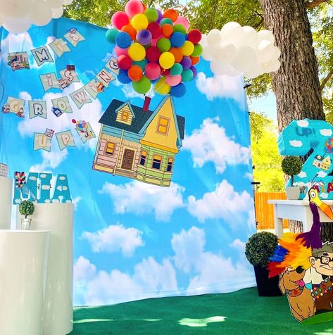 Up Theme Backdrop, Kindergarten Promotion, Up Birthday Party, Homecoming 2024, Up Pixar, Parade Ideas, Backyard Birthday Parties, Film Up, Backyard Birthday