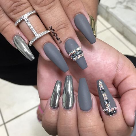 Gray Chrome Nails, Chrome Nail Colors, Grey Matte Nails, Matted Nails, J Nails, Grey Nail Designs, Coffin Nails Matte, Chrome Nail Art, Chrome Nails Designs