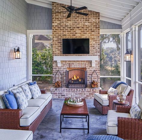 Sunroom With Fireplace, Modern Farmhouse Sunroom, Low Country Cottage, Porch With Fireplace, Farmhouse Sunroom, Outdoor Sunroom, Small Sunroom, Traditional Porch, Sunroom Furniture