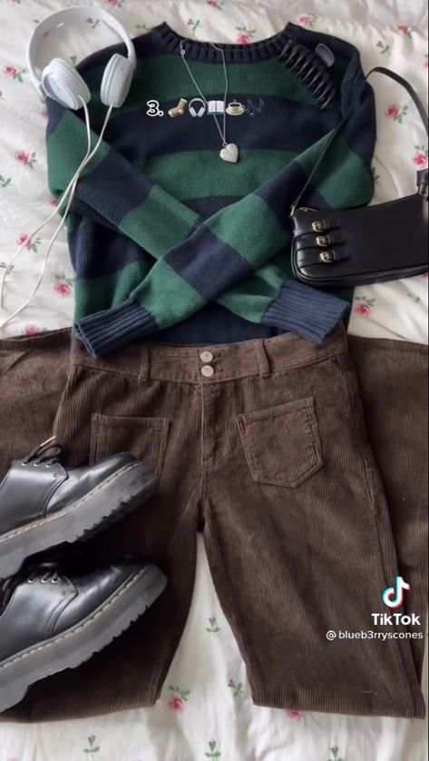 Brown Corduroy Pants Outfit, Brown Pants Outfit, Corduroy Pants Outfit, Brown Corduroy Pants, Winter Pants Outfit, Downtown Outfits, Androgynous Fashion, Brown Corduroy, روتين العناية بالبشرة