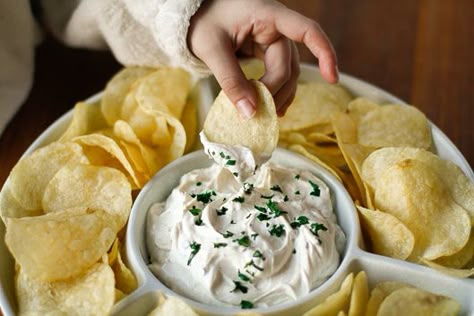 3-Ingredient Chip Dip Sour Cream Chip Dip, Potato Chip Dip, Homemade Chip Dip, Chip Dip Recipe, Easy Chip Dip, Sour Cream Chips, Dip For Potato Chips, Chip Dip Recipes, Veggie Cups