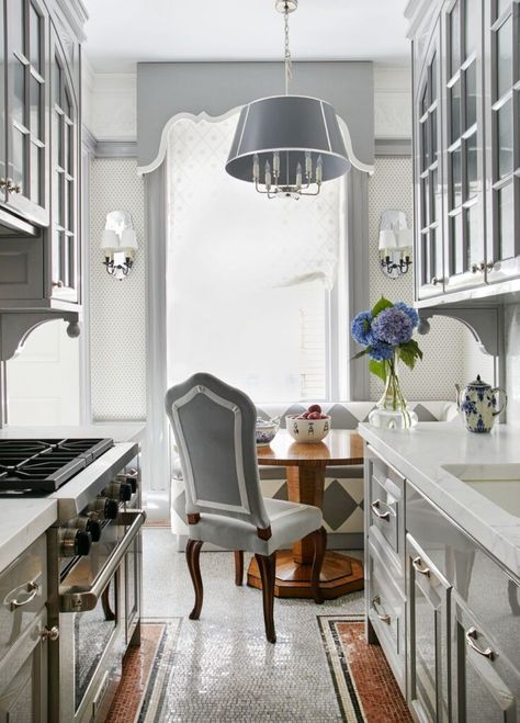 High Drama Americana with Anthony Baratta - The Glam Pad Anthony Baratta, Manhattan House, Fine Paints Of Europe, Built In Banquette, Manhattan Apartment, All White Kitchen, Kitchen Paint Colors, Banquette Seating, New York Apartment