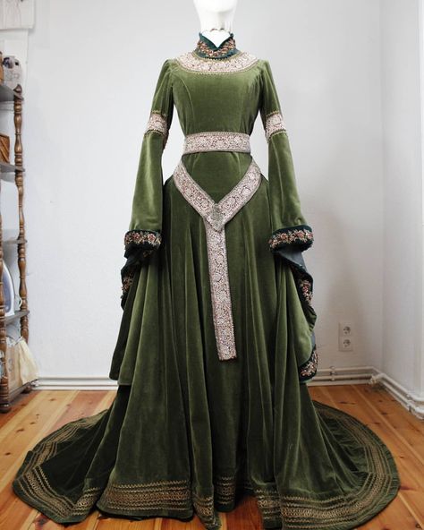 "Lady of the lake" Something about this dress: It is made from old velvet curtains. It is veeeery heavy 😬 the belt and some of the decor is… Lady Of The Lake, Medieval Clothes, Fair Outfits, Fantasy Gowns, Medieval Dress, Medieval Clothing, Fairytale Dress, Velvet Curtains, Fantasy Dress