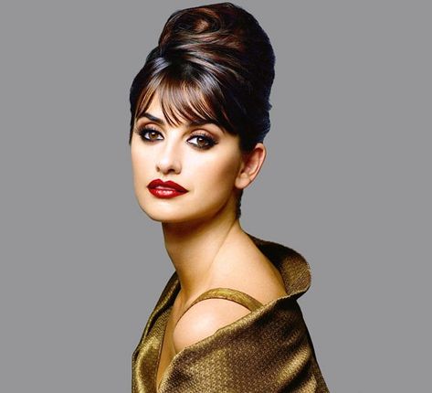 Beehive With The Bangs Sanggul Modern, High Updo, Beehive Hair, Vintage Wedding Hair, Penelope Cruz, Penteado Cabelo Curto, Wedding Hairstyles Updo, Sandra Bullock, Julia Roberts