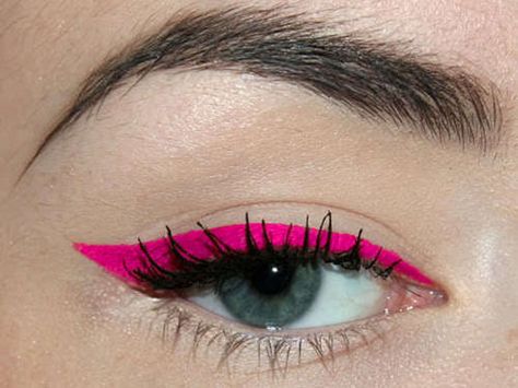 Hot Pink Liquid Eyeliner - If only I were 15 again... Pink Eyeliner, Red Eyeliner, Red Eye Makeup, Make Up Tools, Red Eyeshadow, Smink Inspiration, Beauty Make-up, Trendy Makeup, Kesha