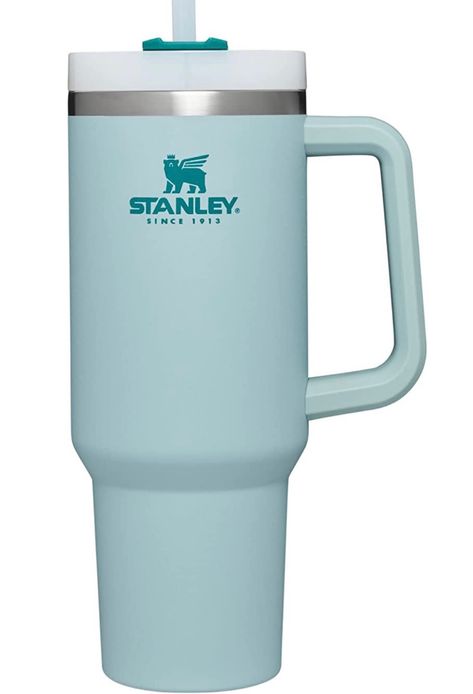 Stanley Water Bottle, Stanley Products, Trendy Water Bottles, Stanley Adventure, Cute Coffee Cups, Cute Water Bottles, Stanley Quencher, Cute Cups, Starbucks Drinks