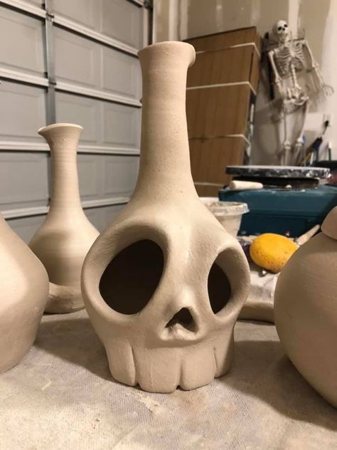 Creepy Pottery Ideas, Clay Crafts Ideas Sculpture, Clay Sculptures Aesthetic, Clay Projects For High School Ceramics, Creepy Ceramics Ideas, Weird Clay Sculpture, Weird Ceramic Art, Horror Ceramics, Horror Pottery