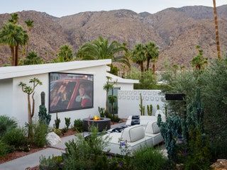 Palm Springs Backyard Pool Ideas, 70s Remodel, Tv And Fire Wall Ideas, Palm Springs Patio, Plants Backyard, Palm Springs Interior, Palm Springs Decor, Fire Wall, Palm Springs House