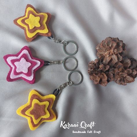 Gantungan kunci dari kain flanel bentuk bintang Celengan Aesthetic, Felt Keychain, Diy Kandi, Paper Box Template, Couples Diy, Spongebob Wallpaper, Bullet Journal Lettering Ideas, Crochet Keychain, Box Template