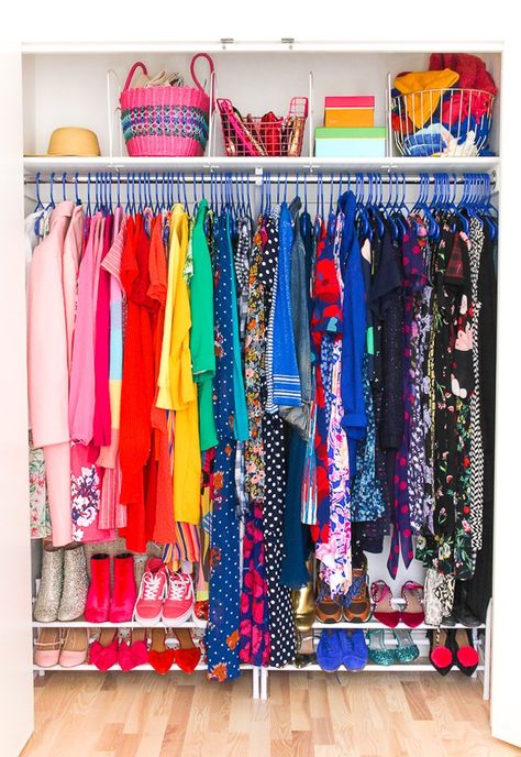 Color Coded Closet, Scandinavian Cottage Style, Color Coordinated Closet, Small Closet Makeover, Nyc Closet, Closet Hacks, Rainbow Order, Walk In Robe, Small Closets