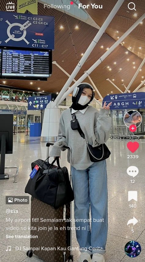 Airport Outfit Hijab Summer, Theme Park Hijab Outfit, Airport Outfit Hijab Casual, Muslim Airport Outfit, Hijabi Airport Outfit Summer, Ootd Airport Hijab, Hijab Airport Outfit, Outfit With Sling Bag, Hijabi Airport Outfit