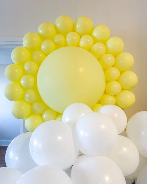 Funshine for a farm-tastic birthday! 🌞🎈 Our balloon sun brightens up this charming farm-themed celebration, adding a cheerful touch to the setup. Event Planner @andreachangpr Backdrop @thepetiteparty Balloons @myblushpeony #farmbirthdayparty #balloondecor #sunshine #themeparty #birthdayfun #torontoballoons #gtaballoons #gtaballoonsdelivery #kleinburgballoons #mississaugaballoons #northyorkballoons #mississaugamoms #torontomoms #richmondhillmoms #balloonsun Toronto balloons, gta balloo... Balloon Sun, Sun Balloon, Balloon Bunches, Engagement Balloons, Easter Gathering, Jumbo Balloons, Blush Peonies, Stage Decor, Sunshine Birthday