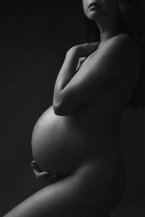 Maternity Photography 2023, Editorial Style Maternity Photos, Maternity Art Photography, Naked Maternity Photoshoot, Pregnant Editorial, Pregnant Brunette Aesthetic, Artistic Maternity Shoot, Cool Maternity Shoot, Pregnancy Bouidor Diy