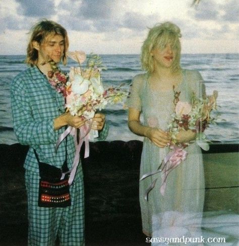 Kurt and Courtney on their wedding day in Hawaii! He wore pajamas and she wore silk. Love! Courtney Love Kurt Cobain, Frances Farmer, Morgana Le Fay, Kathleen Hanna, Kurt And Courtney, Frances Bean Cobain, Donald Cobain, Krist Novoselić, Nirvana Kurt Cobain