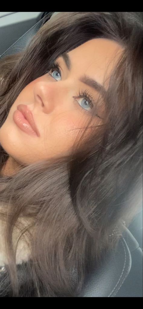 Rich Brown Hair Blue Eyes, Black Hair On Blue Eyes, Brunette Hair Blue Eyes Makeup, Chocolate Brown Hair With Blue Eyes, Dark Brown Hair And Blue Eyes, Hair Colors Blue Eyes, Blue Eyed Brunette Girl, Biana Vacker Aesthetic, Blue Eyes Dark Hair Girl