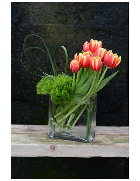 Tulpen Arrangements, Fresh Tulips, White Flower Arrangements, Tulips Arrangement, Creative Flower Arrangements, Flower Vase Arrangements, Flower Arrangements Simple, Tulip Bouquet, Modern Flower Arrangements