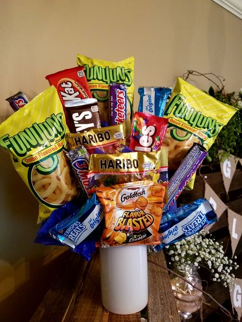 Candy bar and Chips bouquet. Great presentation for junk food at any party. Chips Basket Ideas, Chips Bouquet, Chip Bouquet, Snack Bouquet Ideas, Crna Week, Housewarming Party Favors, 21st Birthday Basket, Snack Bouquet, Food Gift Basket