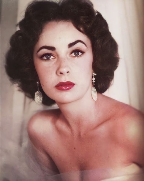 Elizabeth Taylor Portrait, Elizabeth Taylor 50s, Elizabeth Taylor 60s, Liz Taylor Makeup, Elizabeth Taylor Aesthetic, Elizabeth Taylor Hair, Elizabeth Taylor 1950s, Elizabeth Taylor Makeup, 60s Hair And Makeup