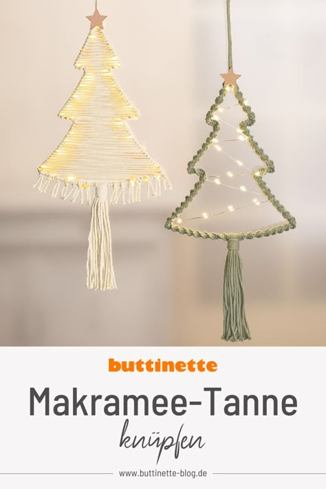 Oh Tannenbaum! Was passt besser zu Weihnachten als der immergrüne Freund? Und diese hübsche Deko-Alternative nadelt garantiert nicht, sie wird nämlich mit Makramee-Knoten geknüpft. Egal ob in Grün oder Naturweiß, die Makramee-Tannen verleihnen Eurer Weihnachtsdeko garantiert einen verspielten Boho-Touch. Mit unserer kostenlosen Knüpfanleitung könnt Ihr die Tannen ganzt einfach selbst machen. Klickt Euch gleich mal rein! Makramee Christmas, Makramee Diy, Weihnachten Diy, Macrame Patterns, Macrame Diy, Weihnachten Dekoration, Christmas Time, Advent, Christmas Diy