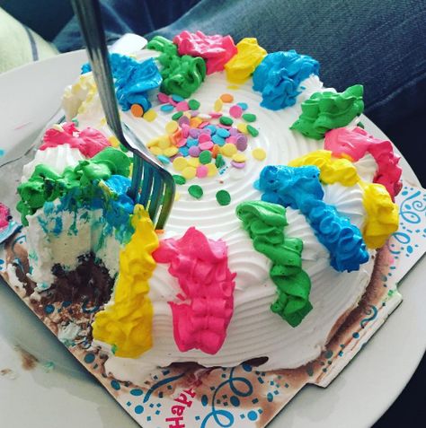 Carvel ice cream cake Carvel Ice Cream Cake, Make Ice Cream Cake, Carvel Ice Cream, Ice Cream Birthday Cake, Colorful Desserts, Creative Desserts, Just Cakes, Party Treats, Homemade Ice Cream