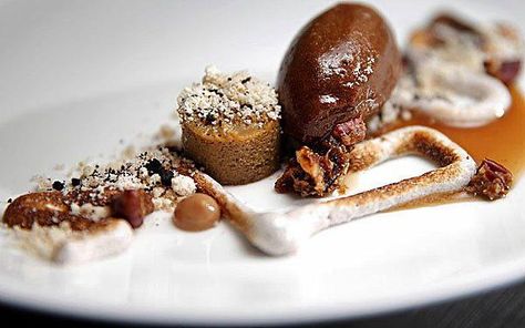 A more modern deconstructed pecan pie, with candied pecans, brown-butter custard, malted chocolate stout sorbet and a torched squiggle of marshmallow Deconstructed Food, Cafe Expresso, Weight Watcher Desserts, Fine Dining Desserts, Cake Filling Recipes, Aip Desserts, Dessert Plating, Low Carb Dessert, Food Channel