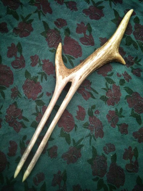 Slender Roe Deer antler hair fork by FurnivalsWorkshop on Etsy Diy Antler, Deer Antler Crafts, Deer Antler Jewelry, Antler Crafts, Antler Jewelry, Antler Art, Deer Horn, Bone Crafts, Roe Deer