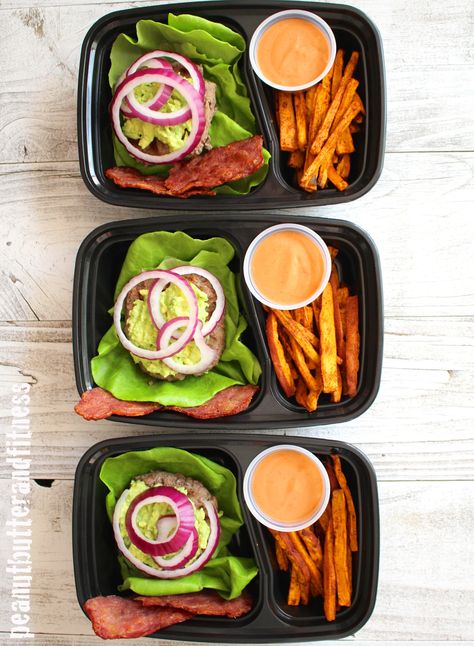 Turkey burger lettuce wraps with sweet potato fries Turkey Burger Meal Prep, Burger Meal Prep, Cali Burger, Macro Diet, Zesty Sauce, Sweet Potato Slices, Turkey Burger Recipes, Mashed Avocado, Turkey Burger