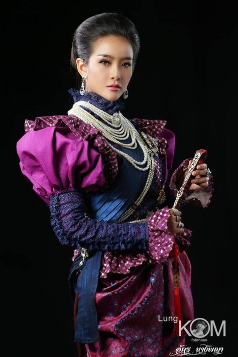 Thailand Traditional Clothes, Malay Traditional, Thai Traditional Clothing, Traditional Woman, Thailand History, Thailand Traditional, Traditional Thai Clothing, Thai Fashion, Traditional Hairstyle