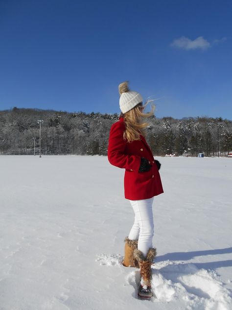 Snow day outfit. Red peacoat, white jeans, Sorel snow boots, fur pom hat Grunge Girl Outfits, Snow Outfits For Women, Snow Day Outfit, Red Peacoat, Sorel Snow Boots, Winter Outfits Snow, Winter Travel Outfit, Snow Outfit, Wardrobe Tips