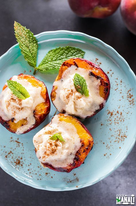 Grilled Peaches with Mascarpone Marscapone Dessert, Grilled Peach Dessert, Mascarpone Recipes, Grilling Recipes Sides, Grilled Desserts, Healthy Grilling Recipes, Grilled Fruit, Peach Desserts, Grilled Peaches