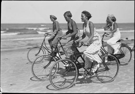 Vintage Copenhagen Bicycle Culture by Mikael Colville-Andersen, via Flickr 1947 Fashion, Riding Bikes, Velo Vintage, Cycle Chic, Beach Bike, I Want To Ride My Bicycle, Bicycle Girl, Finding Happiness, Foto Art