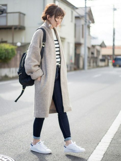 Most of my days involve simple tops over jeans, at a desk. Outfits like this seem to translate well indoors Travel Outfit Japan, Japan Winter Fashion, Korean Winter Outfits, Japan Outfits, Japan Winter, 일본 패션, Japan Outfit, Elegante Casual, Casual Winter Outfits