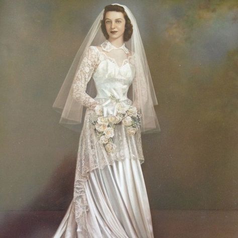 Vintage Bridal Fashion, Bohemian Style Gown, Gowns Vintage, Vintage Brides, Bridal Skirts, Vintage Wedding Photos, Vintage Weddings, Portrait Wedding, Bridal Portrait