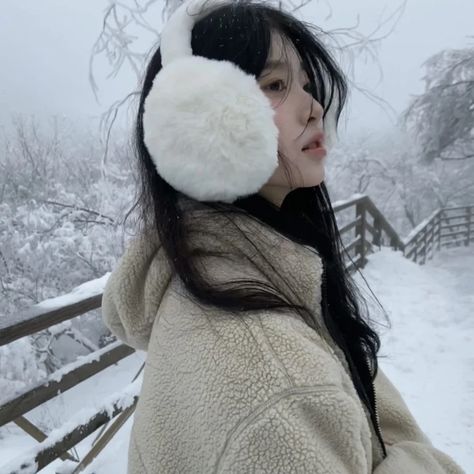 Korean Winter, Snow Girl, Korean Aesthetic, Uzzlang Girl, Winter Girls, Winter Pictures, Winter Fits, Winter Aesthetic, Pretty Selfies