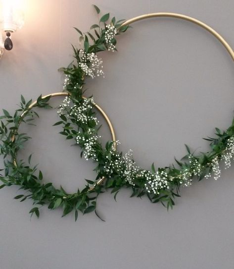 Floral Rings Wedding Decor, Hoop Wreaths, Hantverk Diy, Deco Champetre, Wedding Wall, בר מצווה, Greenery Wreath, Floral Hoops, Deco Floral