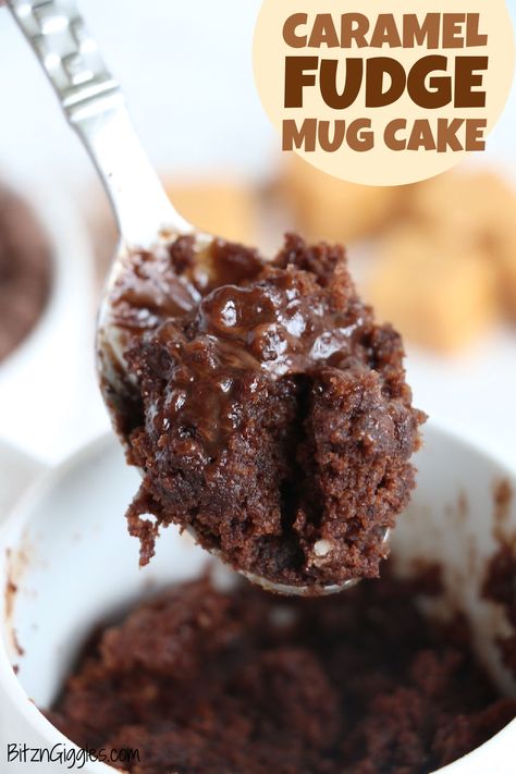 Caramel Mug Cake, Microwave Cupcake, Microwave Recipes Dessert, Cake Microwave, Fudgy Chocolate Cake, Microwave Caramels, Dessert In A Mug, Microwave Dessert, Fudge Chocolate