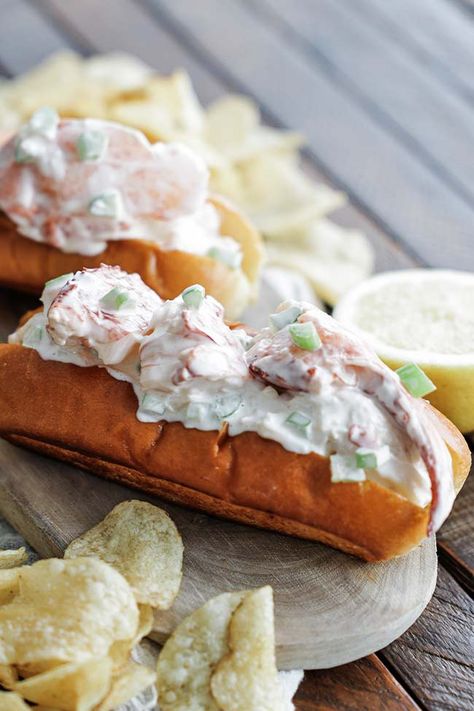 This Maine Lobster Roll Recipe features large chunks of lobster mixed with mayonnaise, lemon, and celery served on a toasted split-top bun. Maine Lobster Roll Recipe, Maine Lobster Roll, Lobster Roll Recipe, Lobster Roll Recipes, Butter Poached Lobster, Poached Lobster, Grilled Scallops, Live Lobster, Bread Sauce