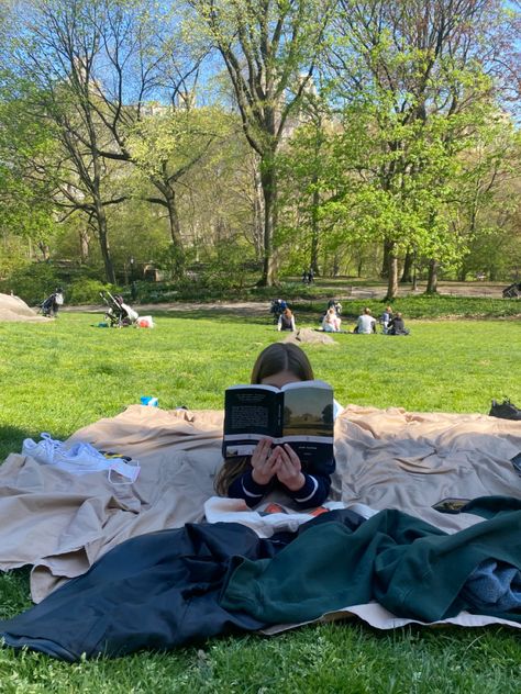 Book Park Aesthetic, Summer In City Aesthetic, Summer Park Aesthetic, Nyc Spring Aesthetic, Summer In The City Aesthetic, City Park Aesthetic, Reading In A Park Aesthetic, New York College Aesthetic, Reading At Park Aesthetic