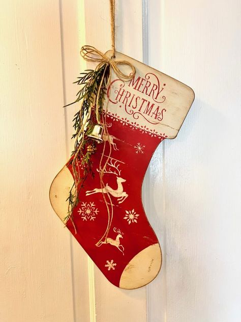 Vintage Style Wooden Stocking - Creating Through Chaos Wooden Stocking, Christmas Craft Show, Christmas Crafts Diy Projects, Wooden Christmas Crafts, Christmas Stockings Diy, Christmas Stocking Pattern, Country Christmas Decorations, Christmas Centerpieces Diy, Easy Christmas Decorations