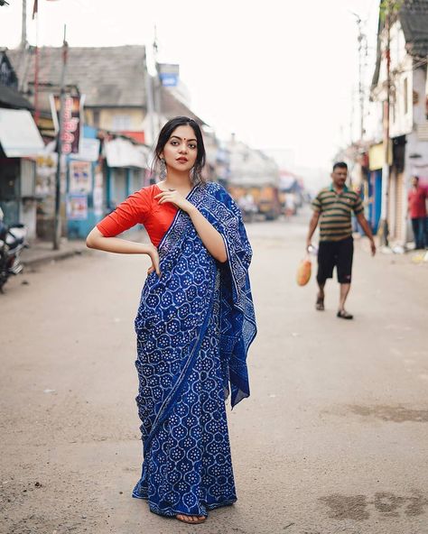 Wearing an Effortlessly Pretty Handloom Saree by @unnatisilks 💫  #unnatisilks #handlooms #iwearhandloom #handloomswag  Shot by… Ahaana Krishna, Indigo Saree, Saree Shoot, Saree Pose, Wanderlust Fashion, Effortlessly Pretty, Indigo Dress, Saree Blouse Styles, Indian Sari Dress