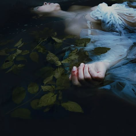 I have always loved photography as art, but i started with drawing and I was also was a model. Later in 2007 I discovered photography as a means to express myse Pose Idea, Water Photography, Dark Photography, Aragon, Underwater Photography, Photography Inspo, Dark Aesthetic, Dark Art, Pose Reference