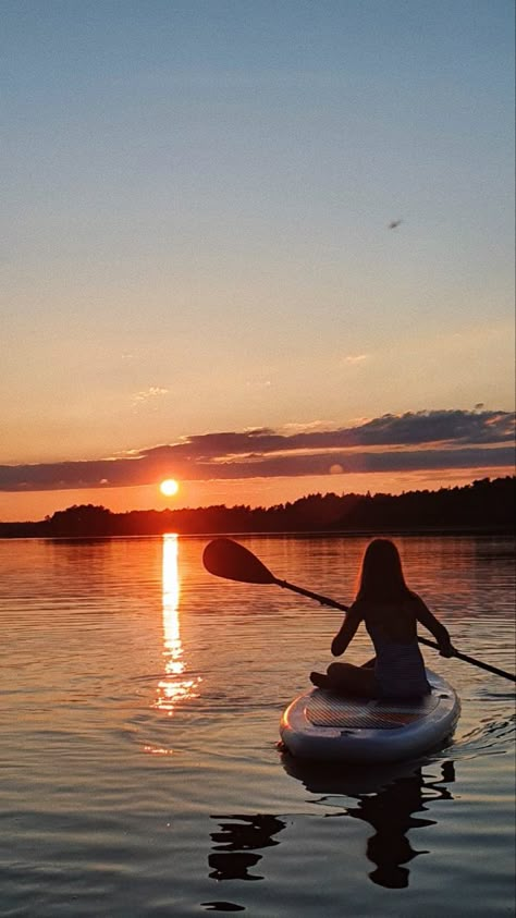 Paddle Board Photography, Paddle Boarding Sunset, Boating On Lake, Sunset Paddle Boarding, Aesthetic Paddle Boarding, Paddle Boarding Aesthetic Lake, Lake House Aesthetic Summer, Lake Asthetic Picture, Lake Aesthetic Wallpaper